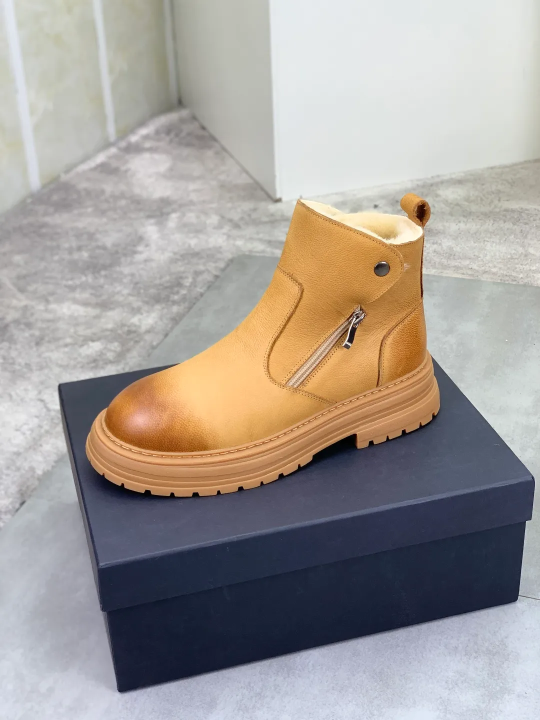 Men's men's shoes 💰P660 New arrival 🆕🆕🆕 IUGGI Men's British retro Martin boots Winter new men's outdoor hiking boots First layer of cowhide on the outside and wool on the inside Comfortable and warm Rubber sole sole Non-slip and firm Trendy and fashionable Casual and versatile Size: 38-44 (45 customized) Color: three colors